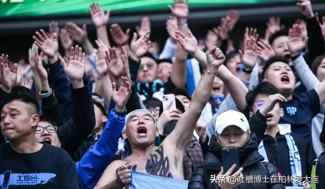 新赛季足球比赛引来大批球迷观战
