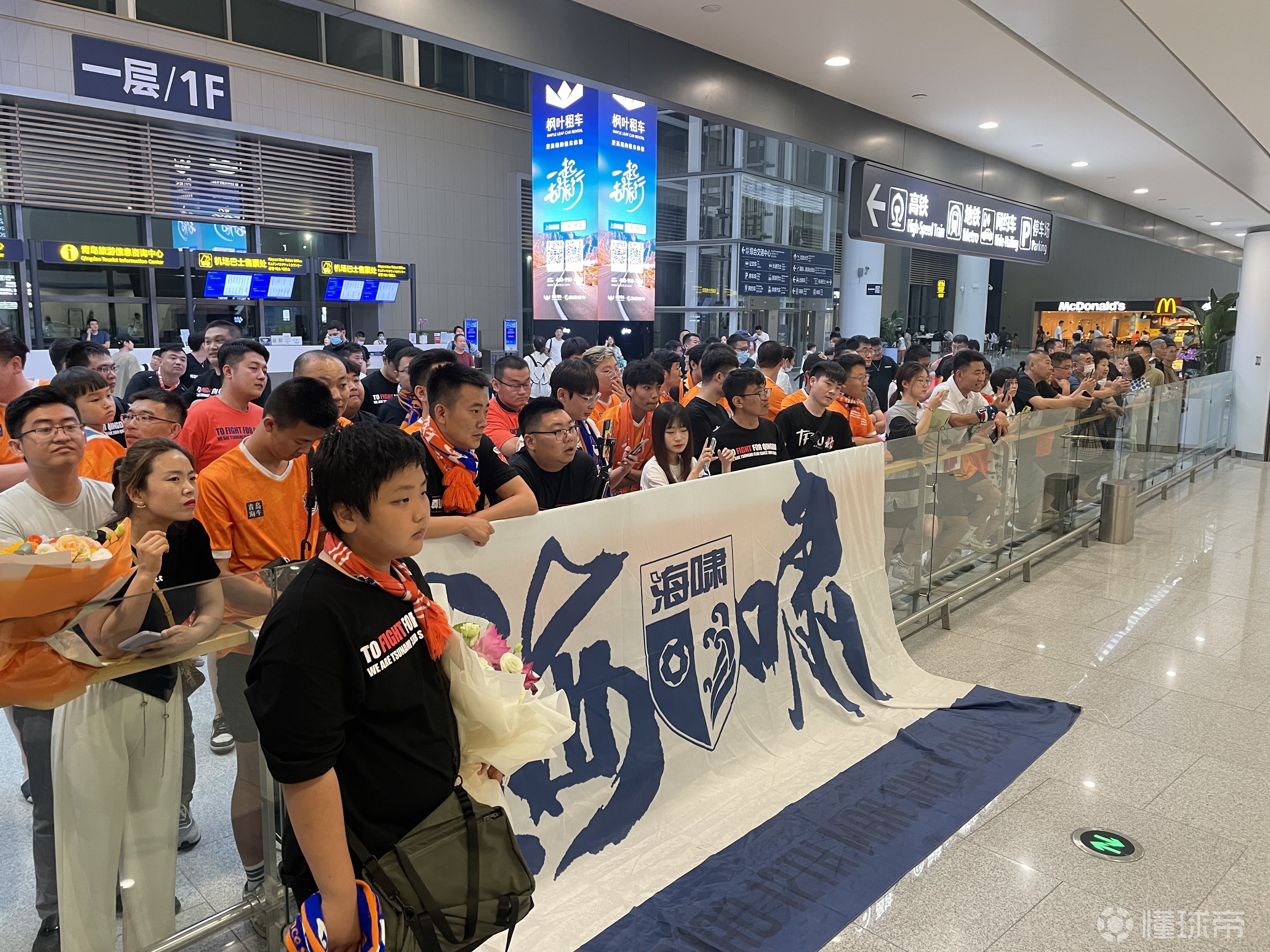 关于现场气氛火爆，球迷尽展热情支持的信息