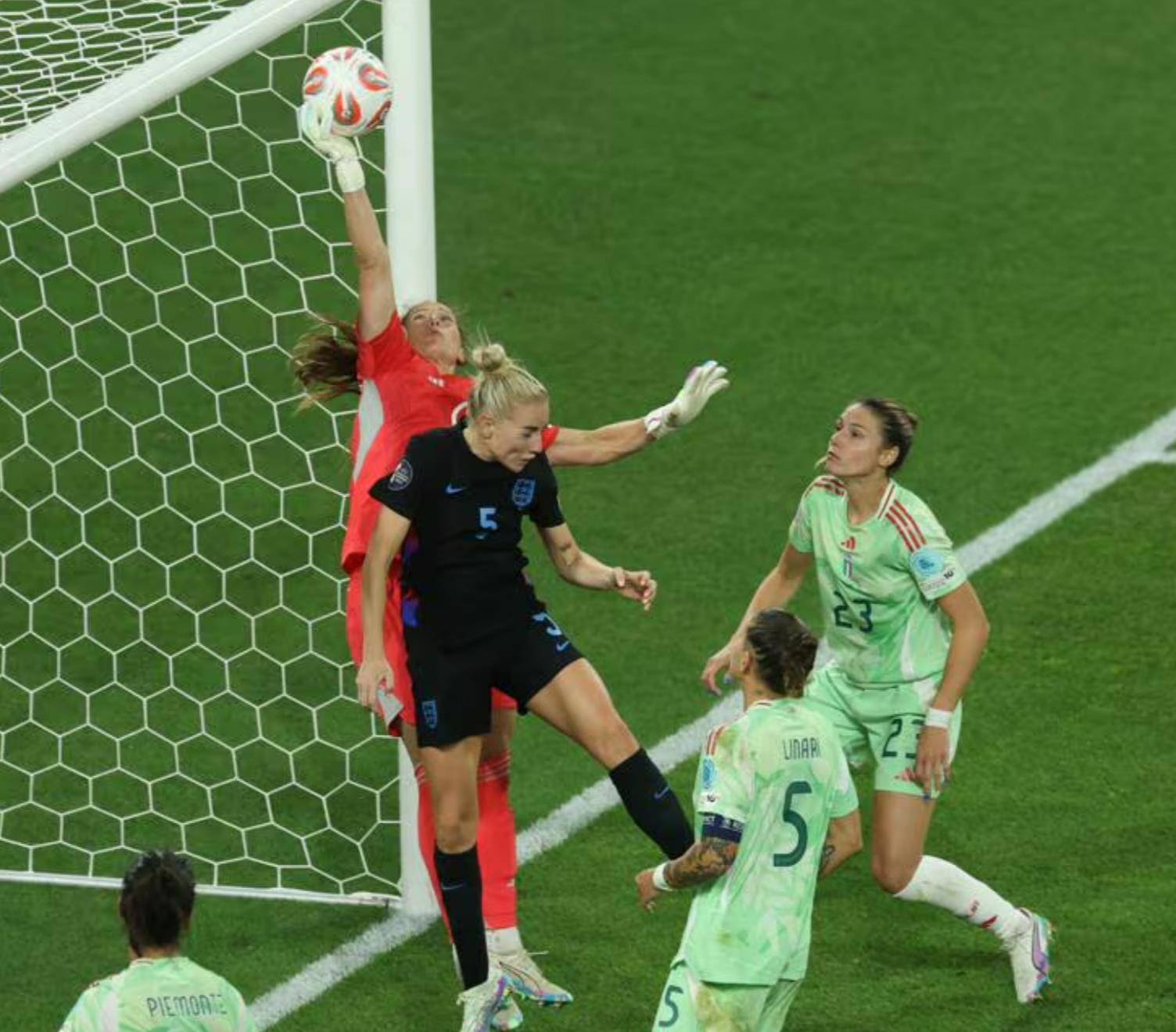 意大利女足队在比赛中取得胜利连连