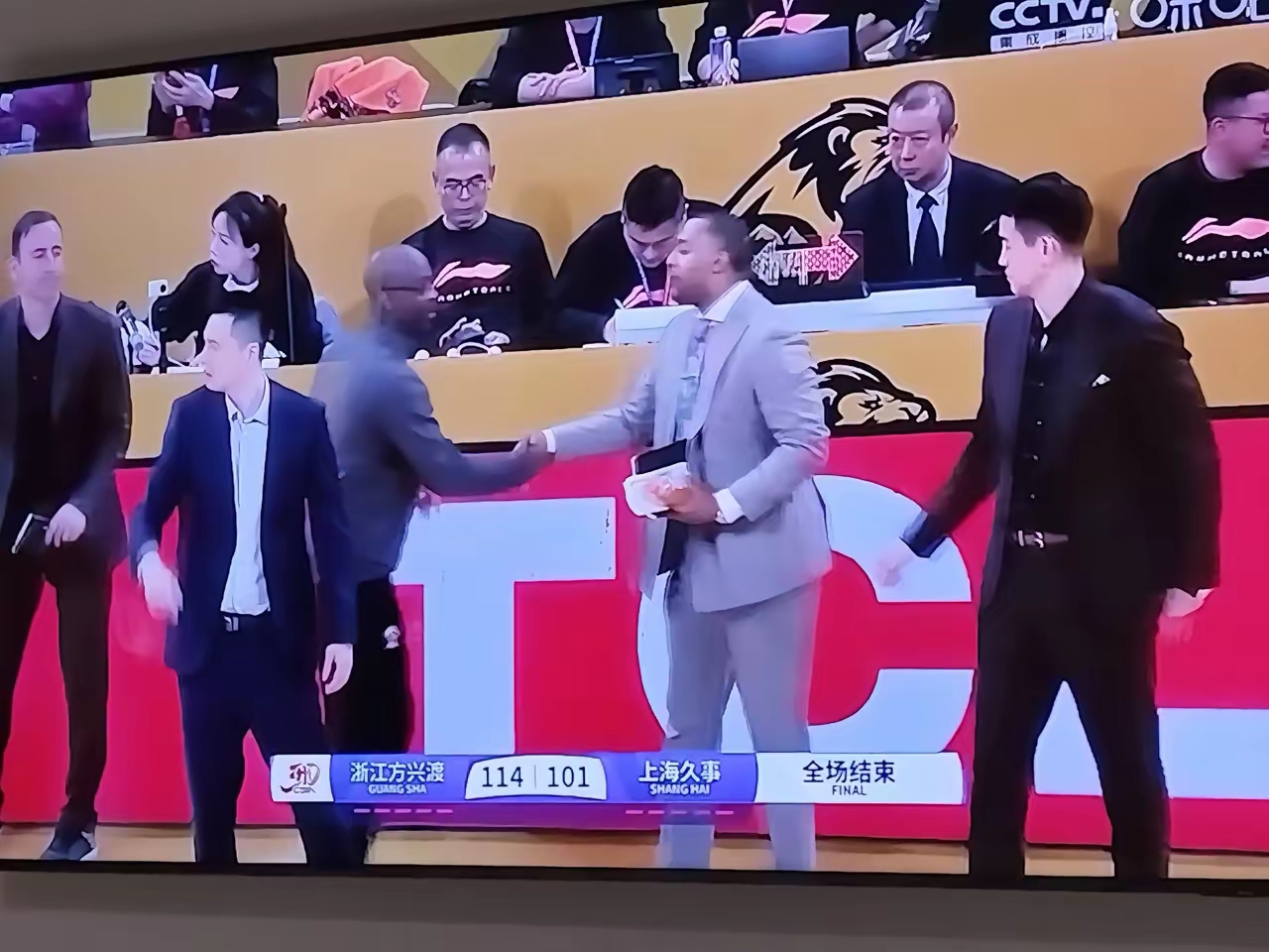 强强对话!豪门球队最后一场争夺联赛冠军 强强对话!豪门球队最后一场争夺联赛冠军