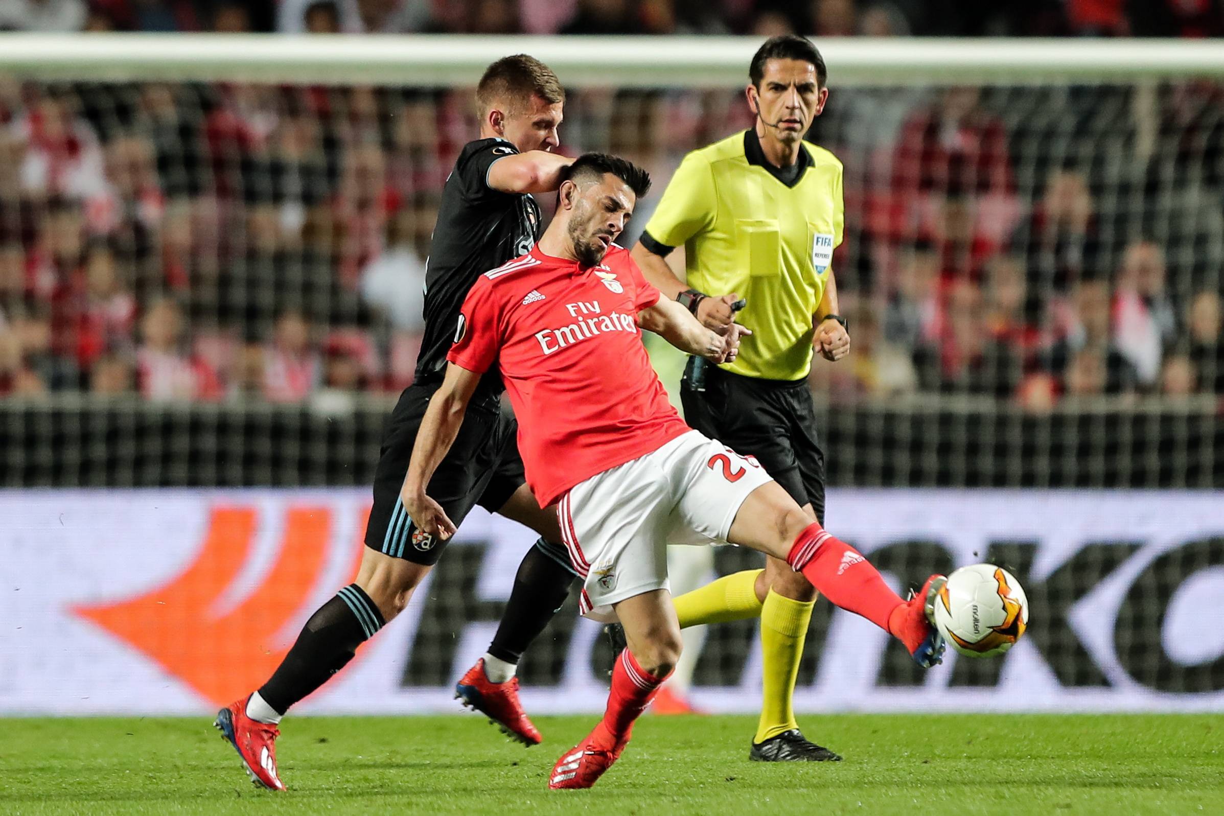 关于击败本菲卡,提前晋级强的信息 关于击败本菲卡,提前晋级强的信息