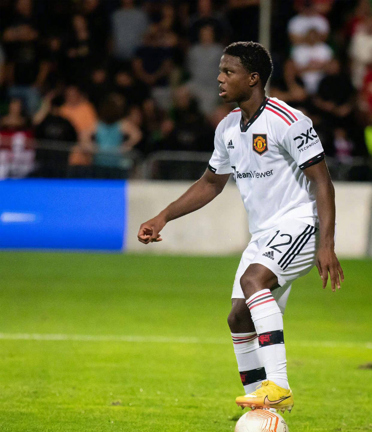 曼联后卫接近签约门兴格拉德巴赫，转投德国足球的简单介绍