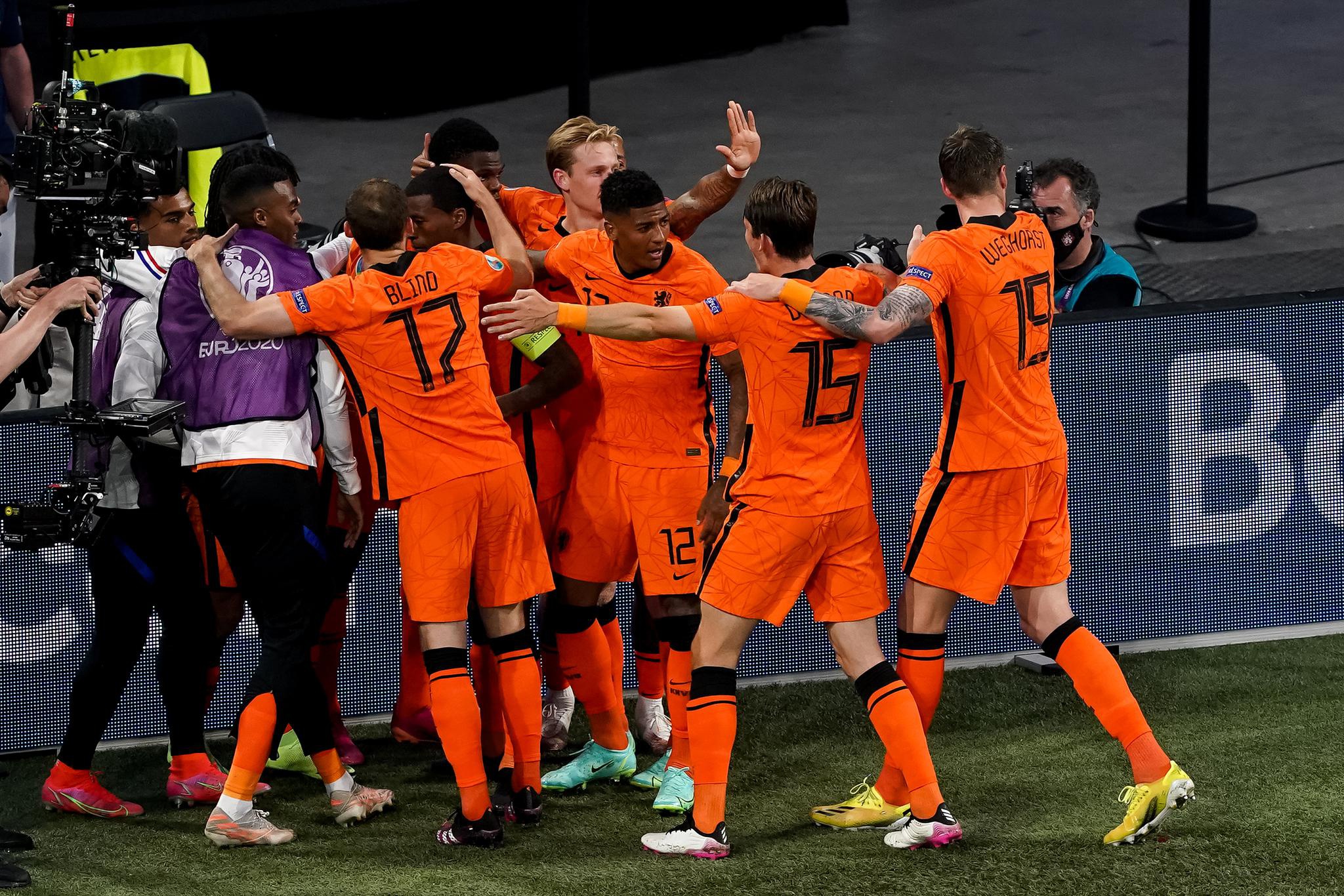 荷兰客场取胜奥地利，锁定小组第一