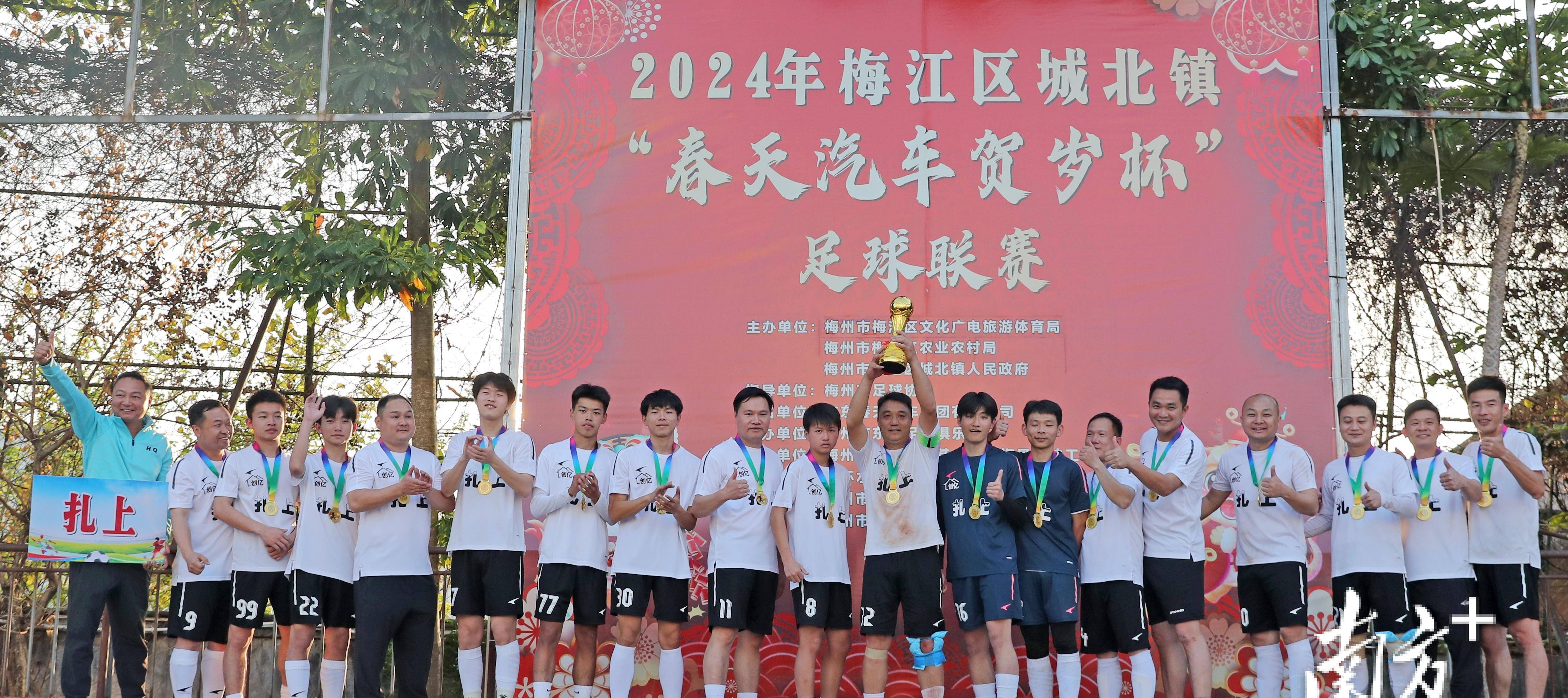 包含泰国热议足球盛事，全城期待英雄崛起的词条