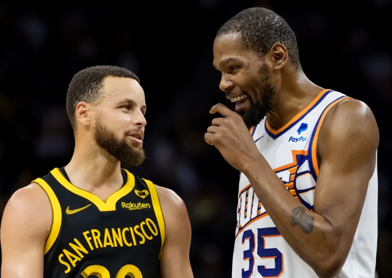 球员们在喜悦比赛中努力冲刺