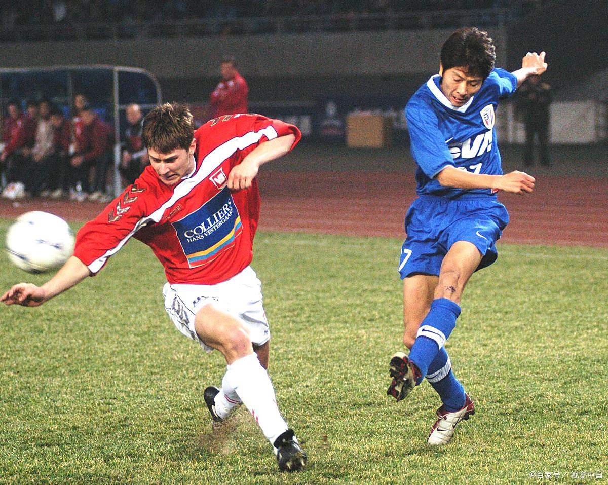 球员们在喜悦比赛中努力冲刺