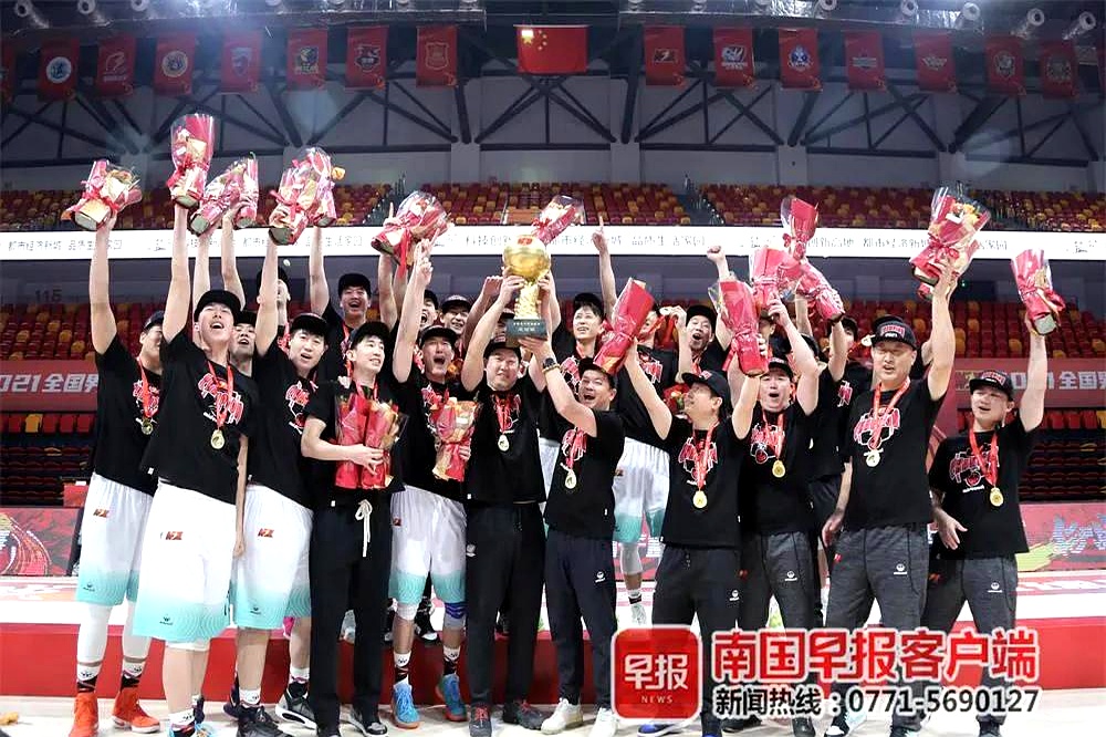 草根球队逆袭夺得胜利，引来大众热议