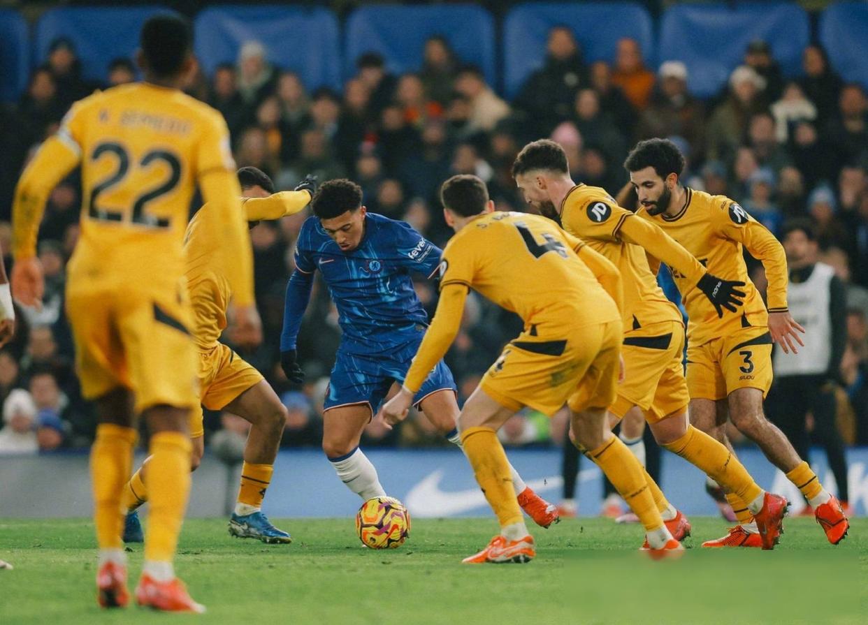 跨国球员在国外联赛中踢出精彩表现