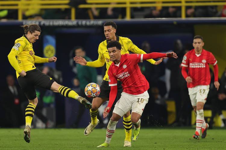 包含纷纷角逐！顶级球队争夺胜利荣耀的词条