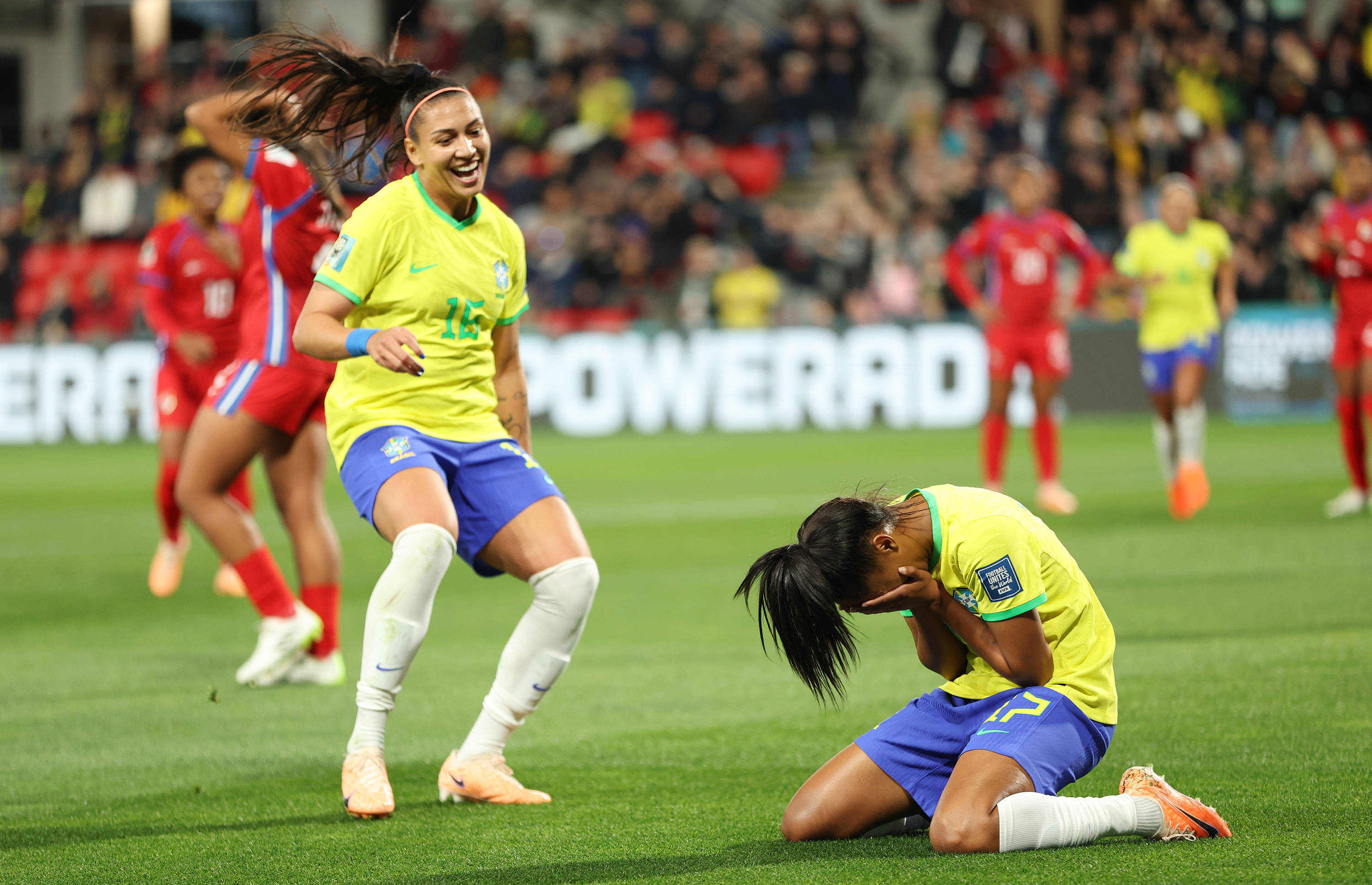 奥地利女足球员备战热身比赛，迎接挑战