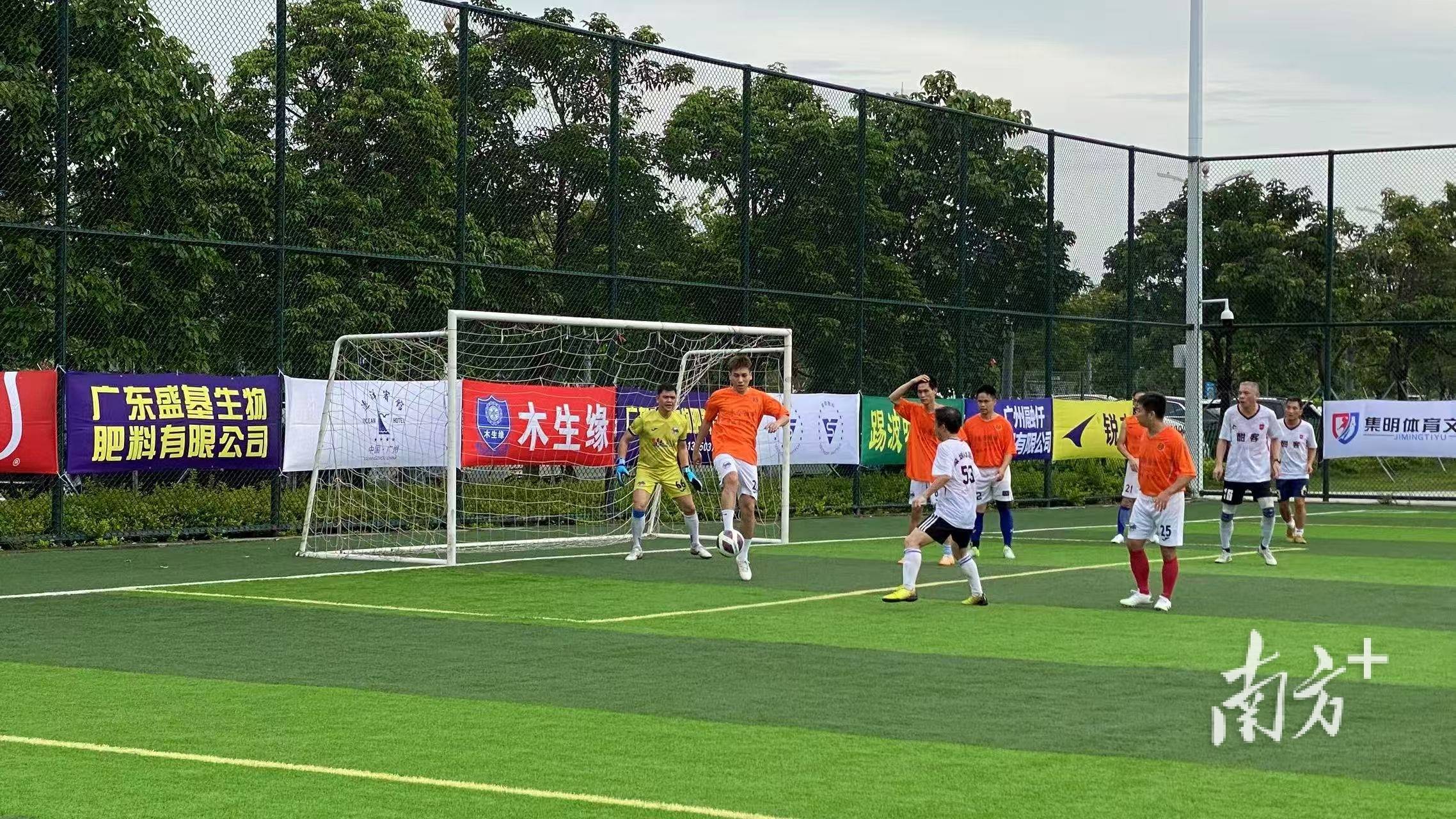 激情燃烧的足球对决，胜利近在眼前