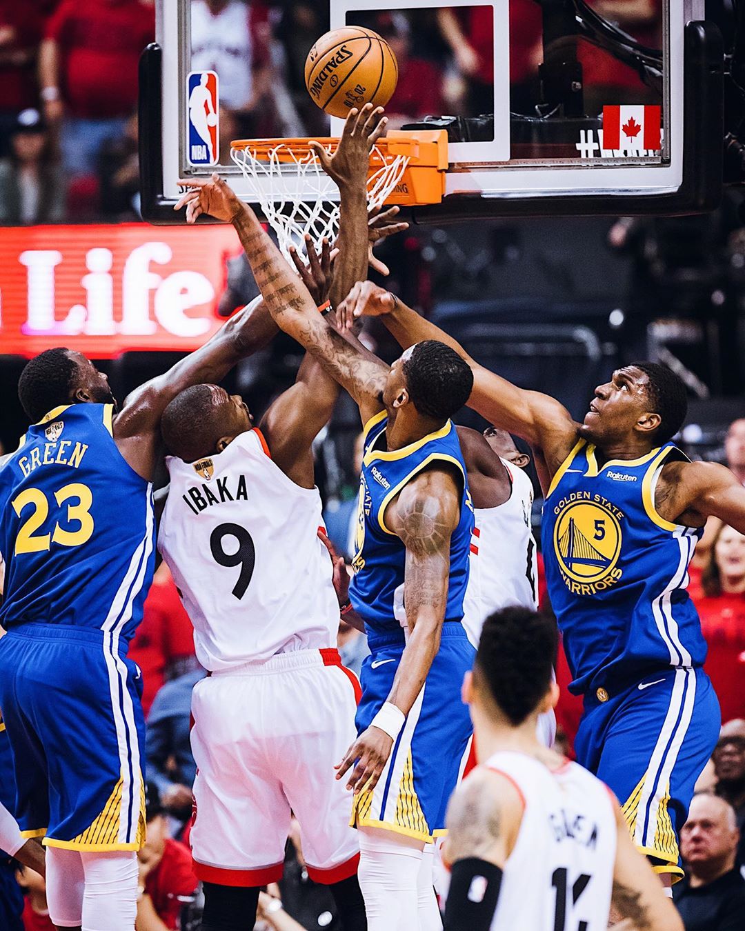 猛龙客场取得关键胜利 猛龙客场取得关键胜利