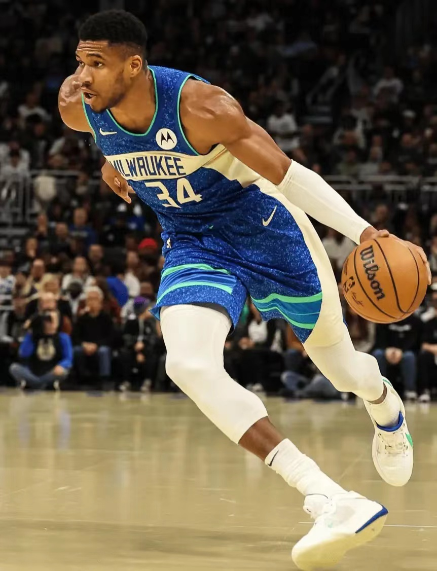 雄鹿擒下老鹰，保持不败纪录