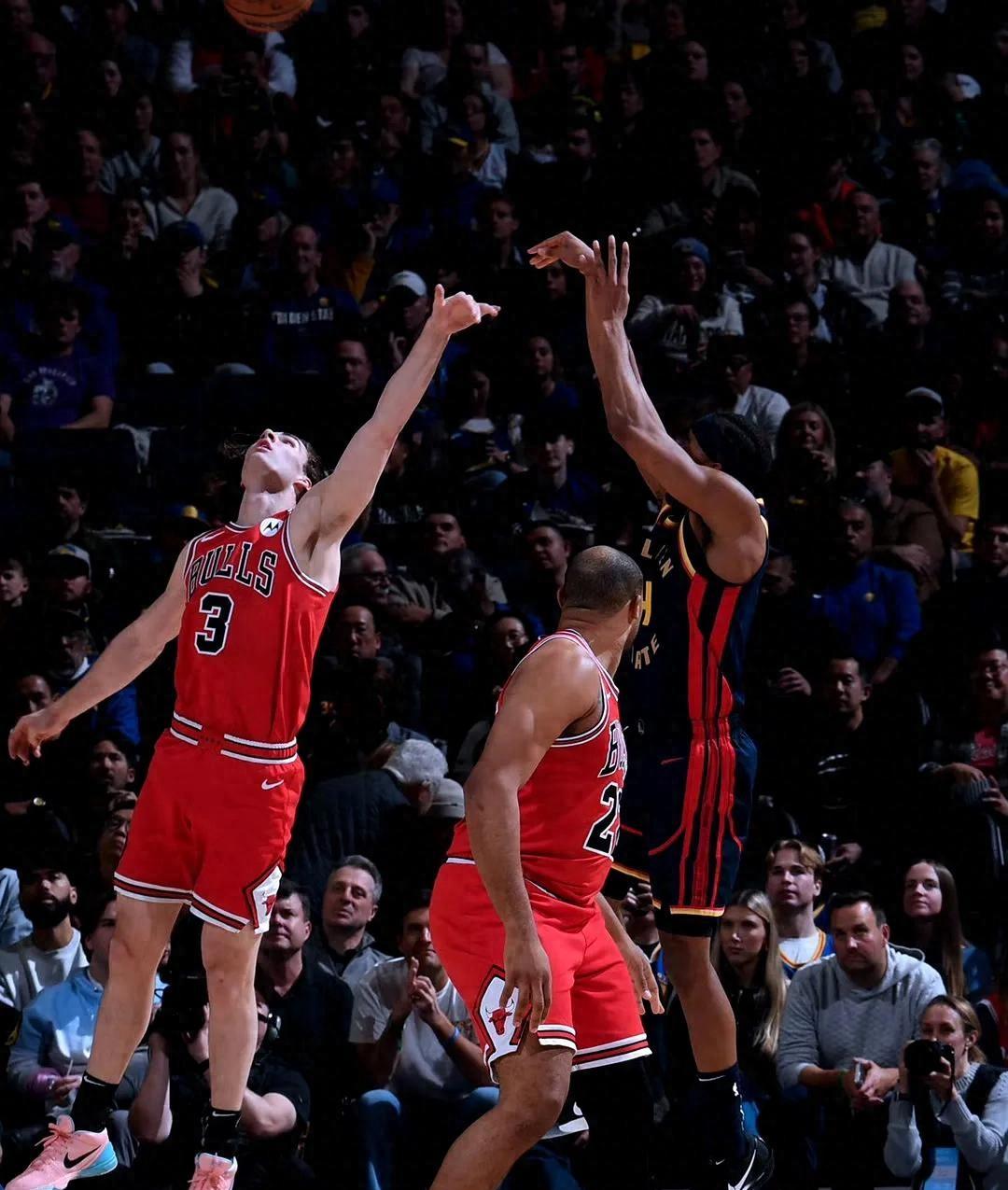 公牛主场力克尼克斯，拉文砍下全队最高分的简单介绍