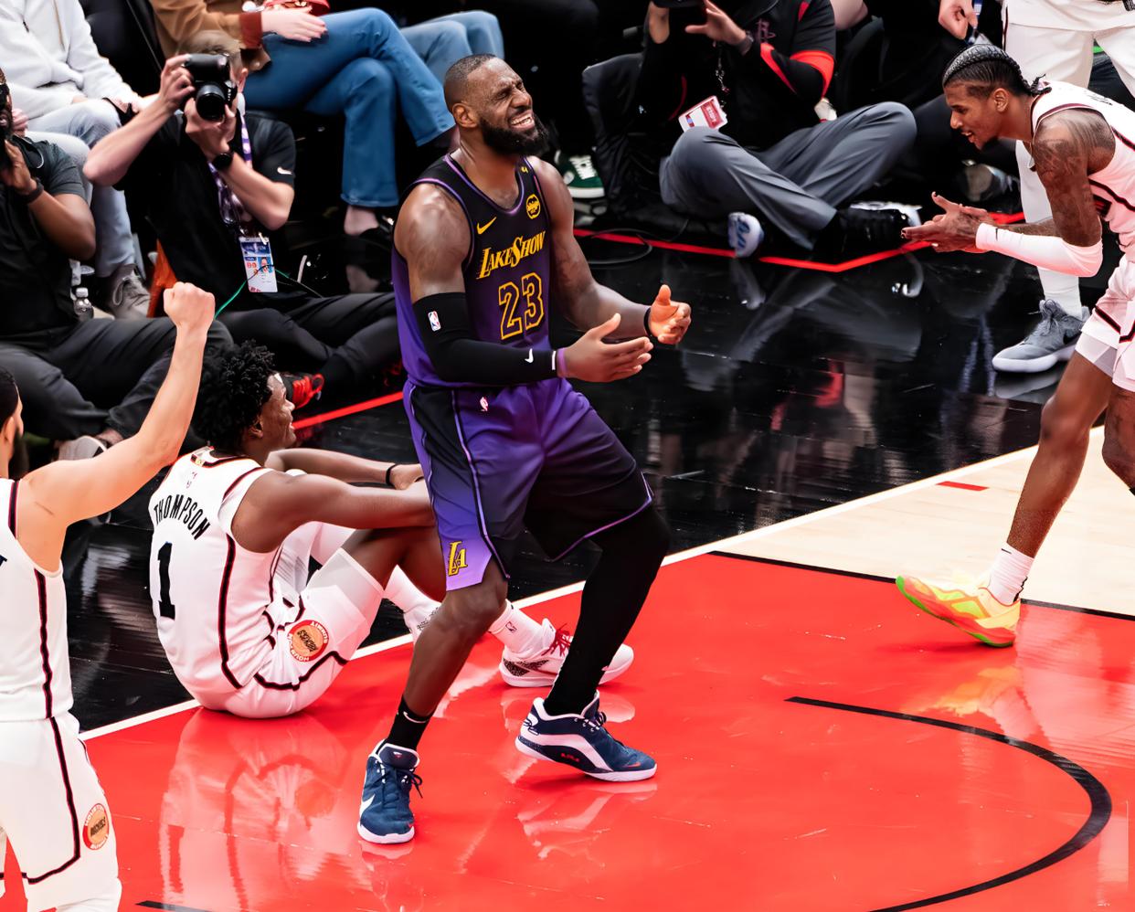 季后赛前哨战，湖人胜太阳